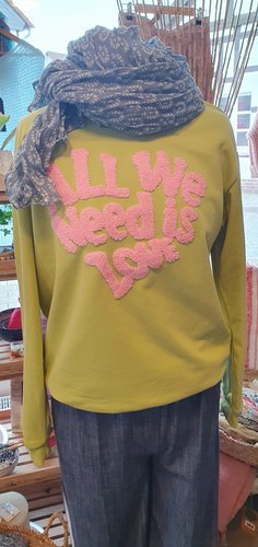 Sweatshirt, All we need is love, grün