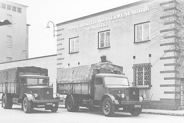 LKWs_der_Konservenfabrik__1951_56f910ef4f