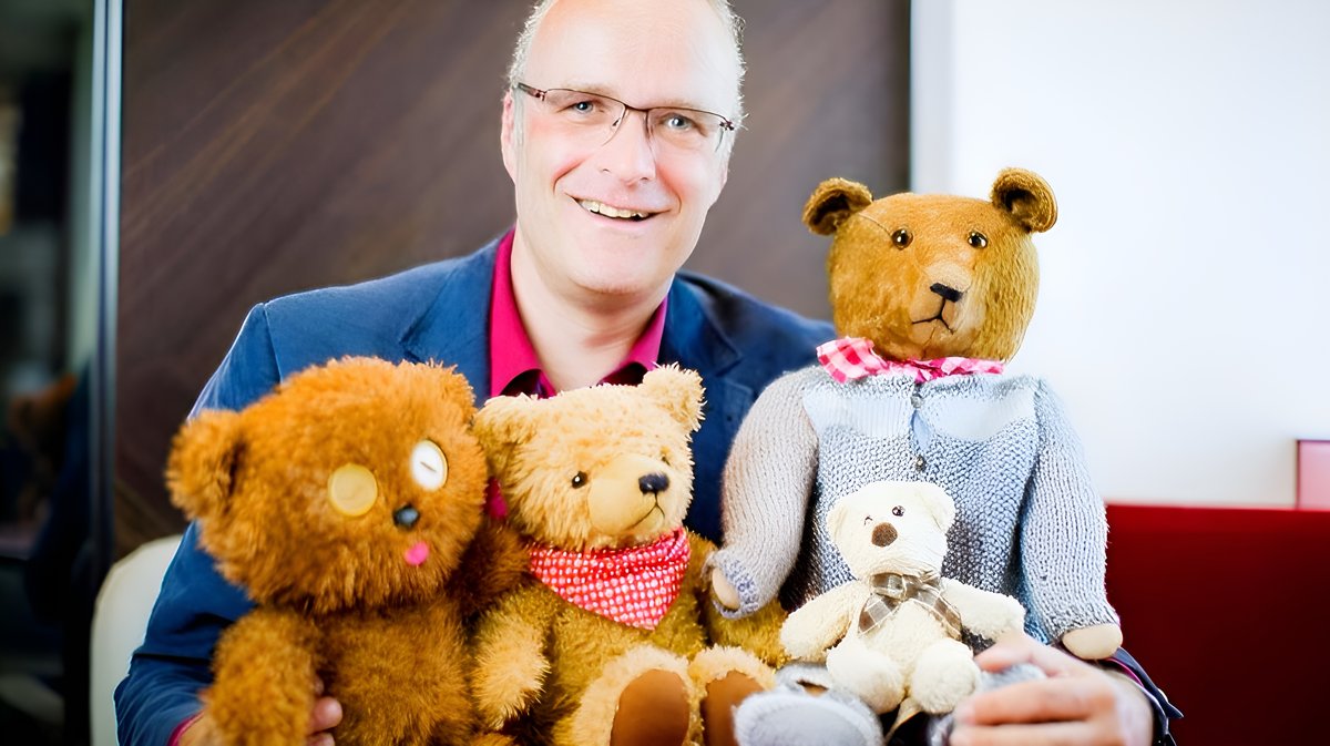 Lutz Reike mit seinen Teddybären
