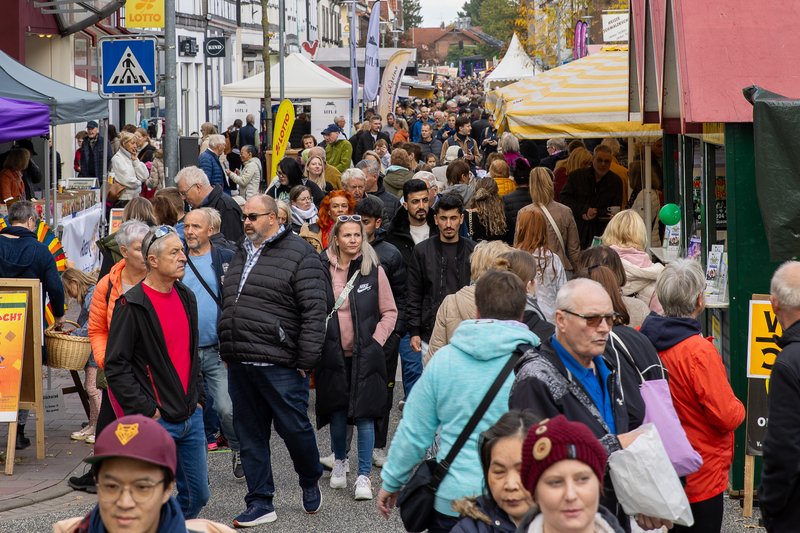 Oktobermarkt-Besucher auf der Marktstraße